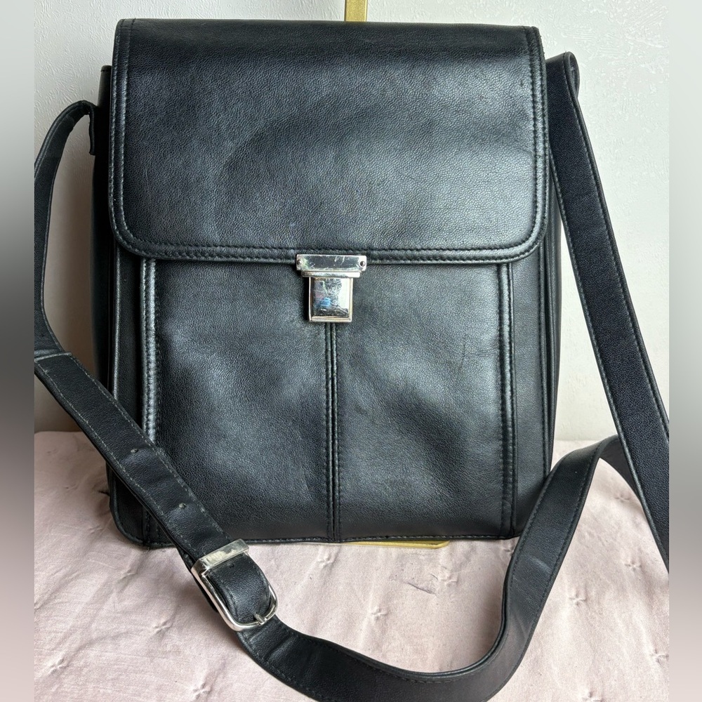 Jaclyn Smith Vintage Black Leather Crossbody Bag, Adjustable Shoulder Strap